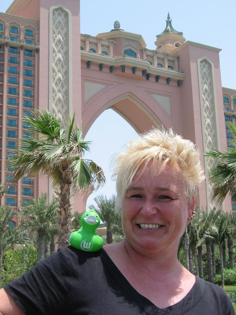 Dagmar& Ente ERNA vor dem Atlantis Hotel in Dubai