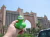 ERNA vor dem Atlantis Hotel in Dubai