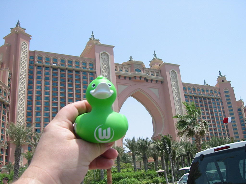 ERNA vor dem Atlantis Hotel in Dubai